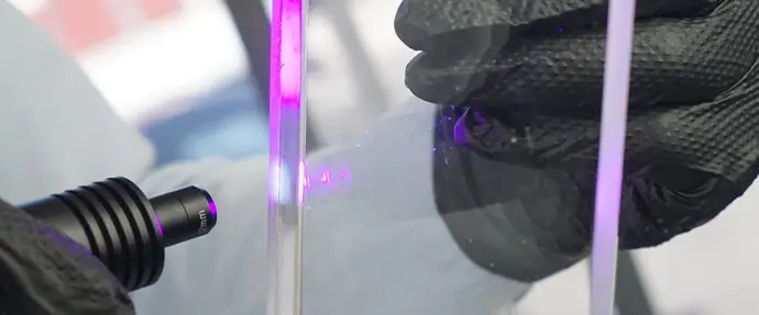 Aplicación sobre acrílico Aplicación de adhesivo UV sobre acrílico